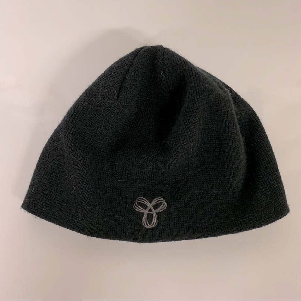 Aritzia TNA black beanie hat